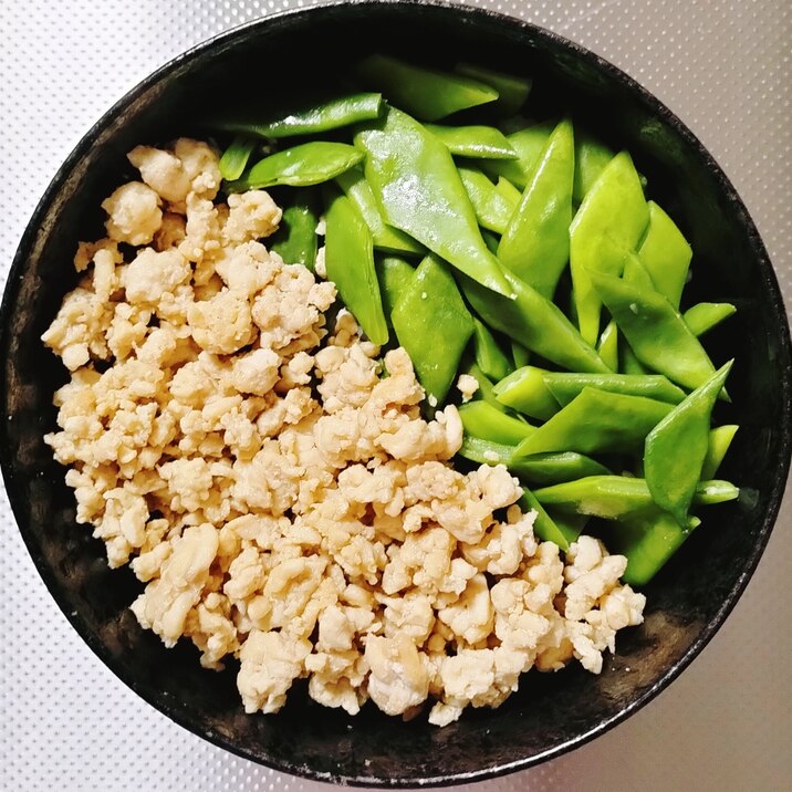 【シンプル】絹さやと鶏ひき肉の2色丼